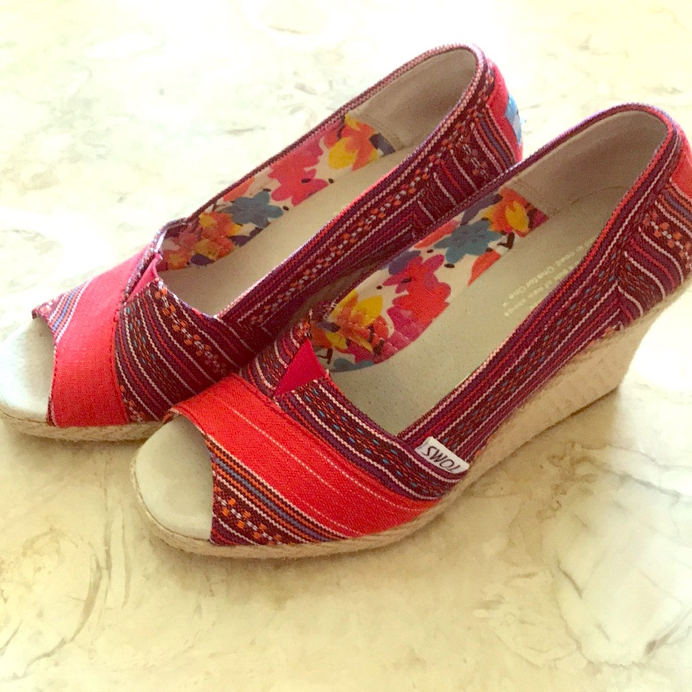 Toms wedge sandals. Beautiful bright print!